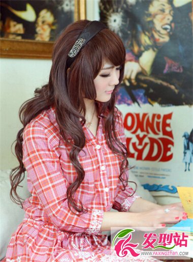 可愛(ài)小女生長(zhǎng)卷發(fā)發(fā)型 搭配出屬于你的風(fēng)格來(lái)