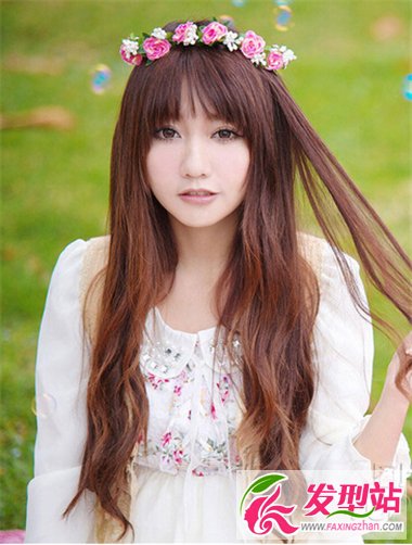 可愛女生長(zhǎng)卷發(fā)發(fā)型 展現(xiàn)更加清新的你