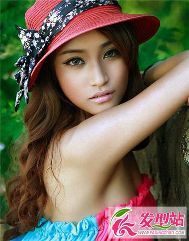 可愛(ài)女生長(zhǎng)卷發(fā)發(fā)型 展現(xiàn)更加清新的你