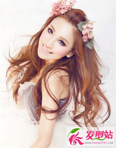 可愛女生長(zhǎng)卷發(fā)發(fā)型 展現(xiàn)更加清新的你