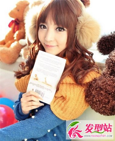 可愛(ài)女生長(zhǎng)卷發(fā)發(fā)型 展現(xiàn)更加清新的你