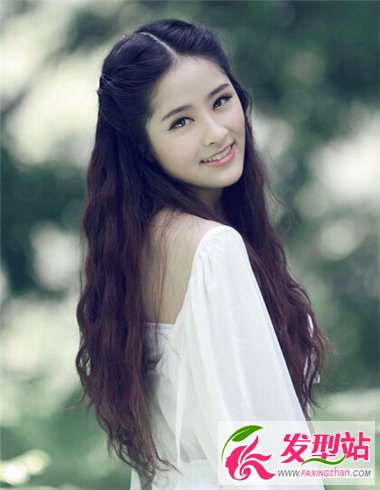 女生披肩長(zhǎng)卷發(fā)發(fā)型 展現(xiàn)你時(shí)尚嫵媚女人味
