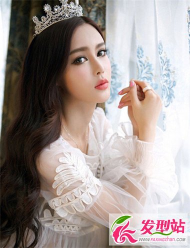 好似漫畫中走出來的美女一般 長卷發(fā)發(fā)型讓你驚艷四座