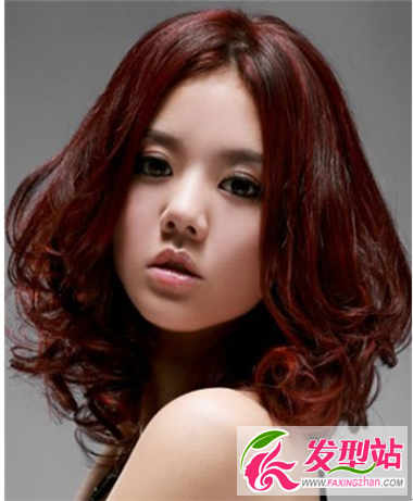 中長(zhǎng)發(fā)女生百搭梨花燙 完美燙發(fā)讓你擁有好氣質(zhì)