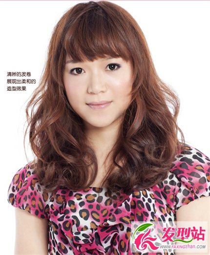 長(zhǎng)發(fā)女生展現(xiàn)柔和造型效果 清晰卷發(fā)發(fā)型給你更多造型空間