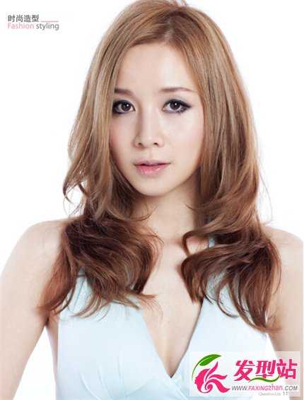長(zhǎng)發(fā)女生展現(xiàn)柔和造型效果 清晰卷發(fā)發(fā)型給你更多造型空間