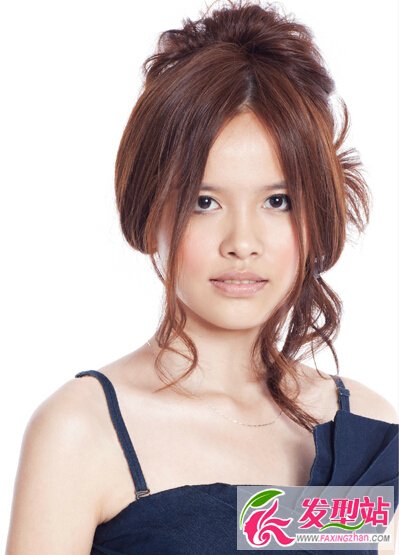 雙面女生展現(xiàn)多面性格 扎發(fā)發(fā)型讓你一網(wǎng)打盡