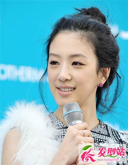 甜美女生留什么發(fā)型 微笑女王鄭麗媛發(fā)型秀
