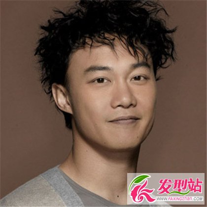 陳奕迅男士經(jīng)典燙發(fā) 打造時(shí)尚個(gè)性視覺效果