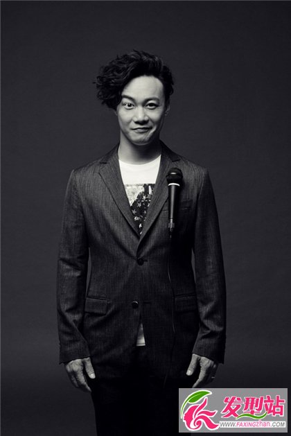 陳奕迅男士經(jīng)典燙發(fā) 打造時(shí)尚個(gè)性視覺效果