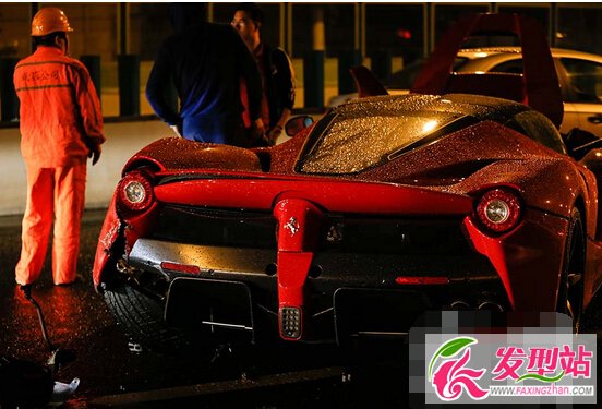 上海紅色法拉利辣法LaFerrari車禍現(xiàn)場照片視頻 車牌滬B6J158法拉利辣法車主是誰引網(wǎng)友關(guān)注