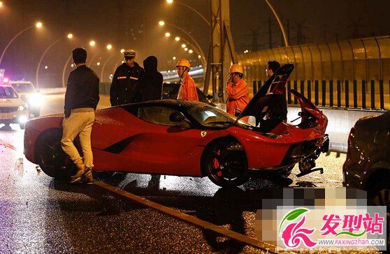上海紅色法拉利辣法LaFerrari車禍現(xiàn)場照片視頻 車牌滬B6J158法拉利辣法車主是誰引網(wǎng)友關(guān)注