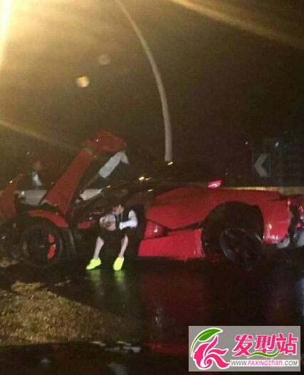 上海紅色法拉利辣法LaFerrari車禍現(xiàn)場照片視頻 車牌滬B6J158法拉利辣法車主是誰引網(wǎng)友關(guān)注