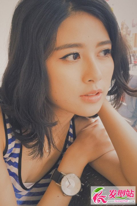 女生齊肩中短發(fā)蓬松打理教程 迷人隨性“睡不醒”頭發(fā)最流行