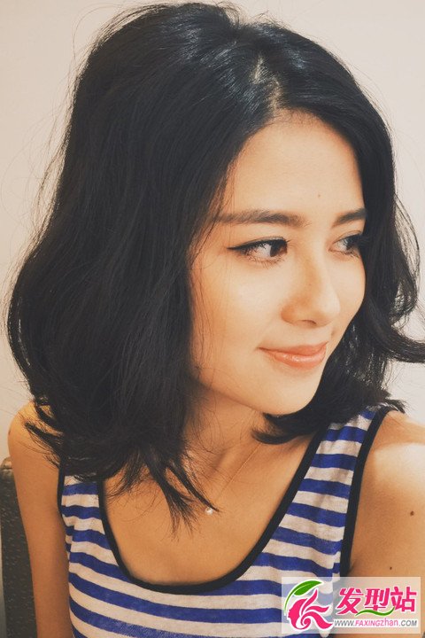女生齊肩中短發(fā)蓬松打理教程 迷人隨性“睡不醒”頭發(fā)最流行