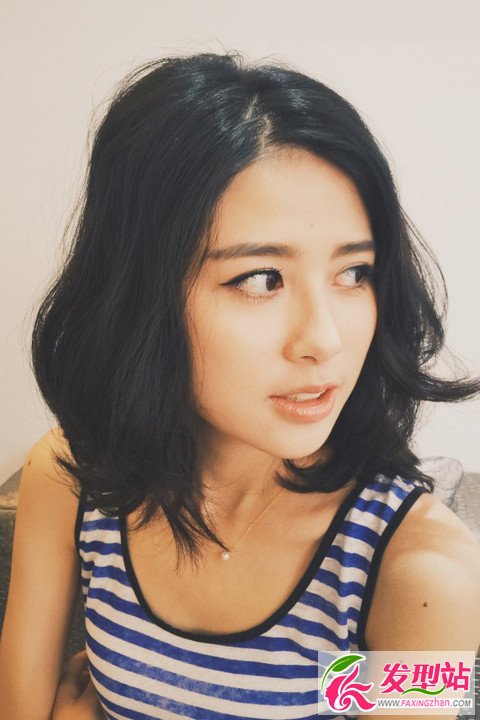 女生齊肩中短發(fā)蓬松打理教程 迷人隨性“睡不醒”頭發(fā)最流行