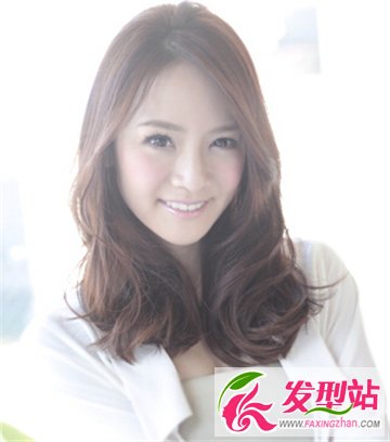 發(fā)量少的女生適合蓬松發(fā)型 中長(zhǎng)發(fā)燙發(fā)發(fā)型最吸睛