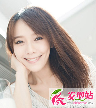 簡(jiǎn)約氣質(zhì)的時(shí)尚齊肩長(zhǎng)直發(fā)