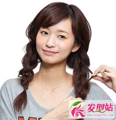 將辮子拉扯至蓬松