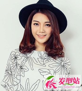 時(shí)尚深棕色染發(fā)和齊肩的時(shí)尚中長(zhǎng)款梨花頭造型
