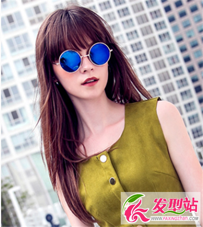 長(zhǎng)長(zhǎng)的直發(fā)搭配有點(diǎn)碎發(fā)的造型