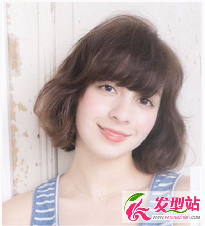 栗色的蓬松短發(fā)發(fā)型