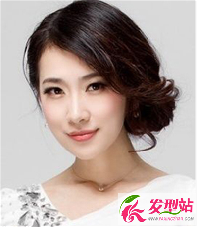 斜劉海的美發(fā)造型非常優(yōu)雅知性