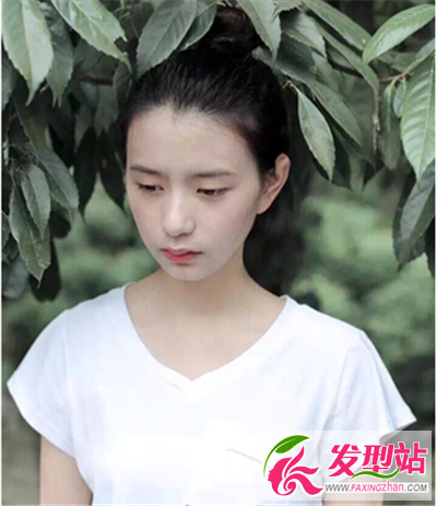 時尚氣息濃郁的韓式丸子頭發(fā)型