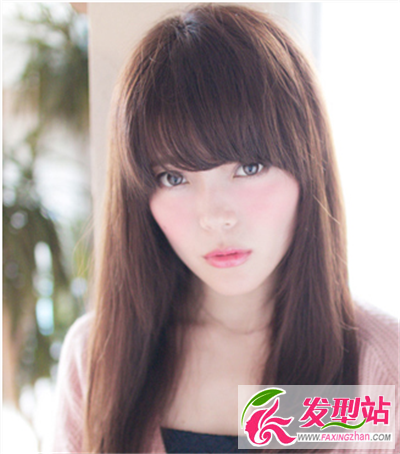 微斜的劉海和簡(jiǎn)單的長(zhǎng)直發(fā)發(fā)型