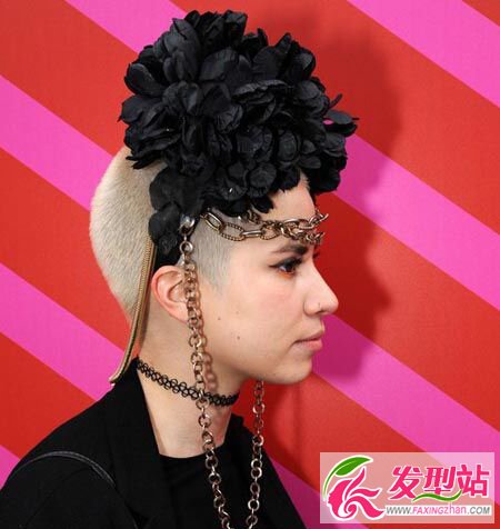 外國(guó)街拍潮女最新的發(fā)型顏色