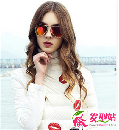 簡單的長卷發(fā)設(shè)計(jì)加上女神范的中分發(fā)型