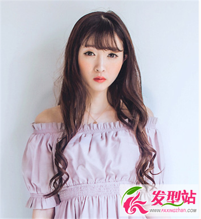 飄逸的栗色長(zhǎng)發(fā)與時(shí)尚的螺旋卷