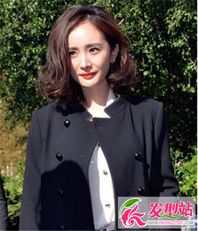 這是一款御姐范十足的韓式短發(fā)微燙發(fā)型