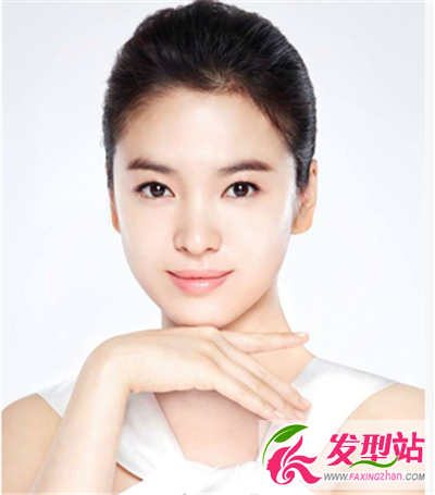 女人味十足的韓國女生職場盤發(fā)發(fā)型