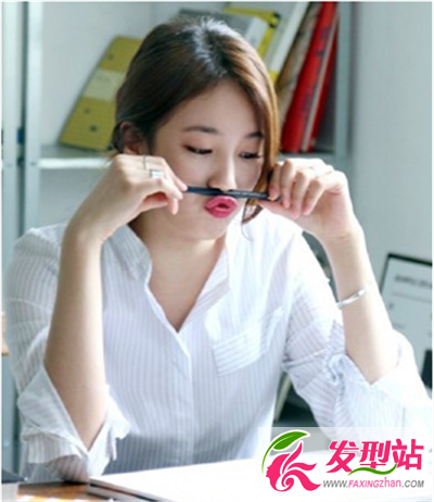 簡單清新的盤發(fā)配合挑色的發(fā)色