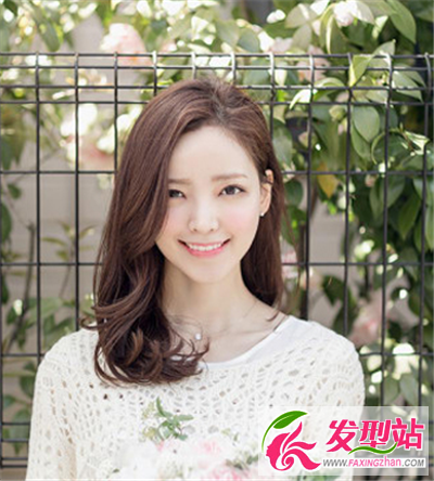 田園風格的中長卷發(fā)