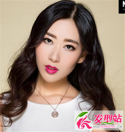 氣質(zhì)中分長卷發(fā)