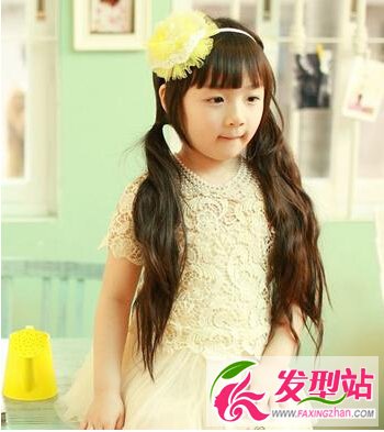 小女孩戴發(fā)飾發(fā)型