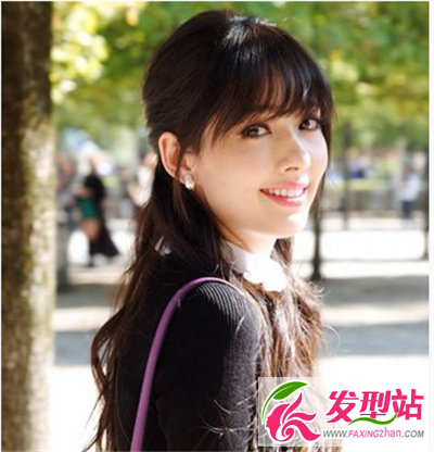 唯美的長卷發(fā)打造出半扎發(fā)