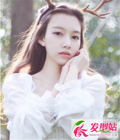 深棕色染發(fā)的微卷長(zhǎng)發(fā)自然披肩