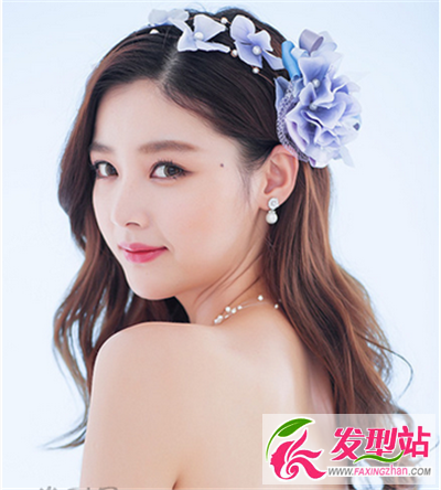 這是一款優(yōu)雅的新娘中長發(fā)發(fā)型