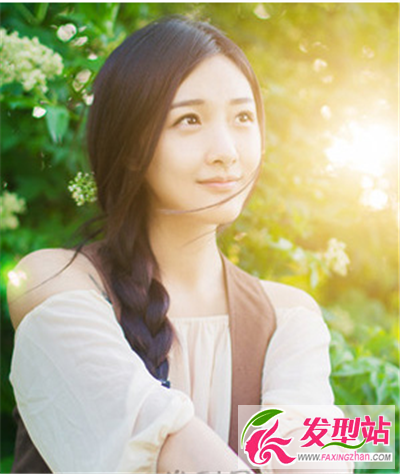 深棕色的發(fā)色加上簡(jiǎn)單的中長(zhǎng)發(fā)麻花辮