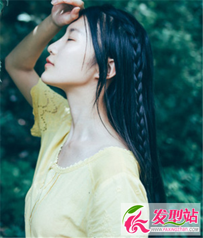 烏黑的披肩長直長發(fā)帶配上細(xì)麻花辮發(fā)型設(shè)計