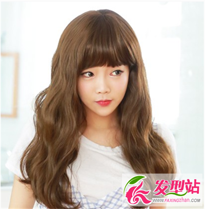 搭配上時(shí)尚的中長(zhǎng)發(fā)內(nèi)扣發(fā)型設(shè)計(jì)