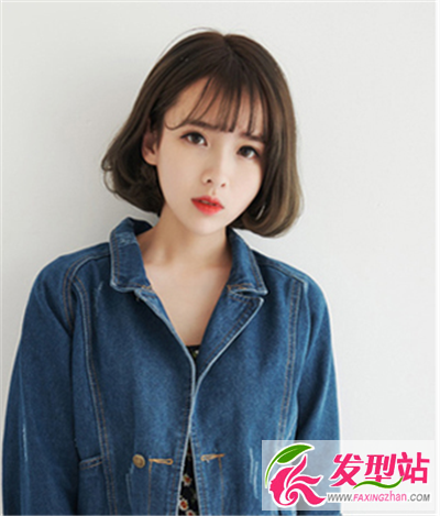 栗色的發(fā)色襯托出皮膚的白皙
