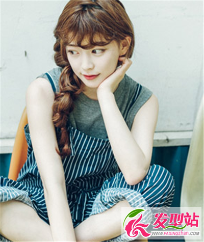 可愛韓式經(jīng)典空氣感劉海和側(cè)肩長麻花辮子