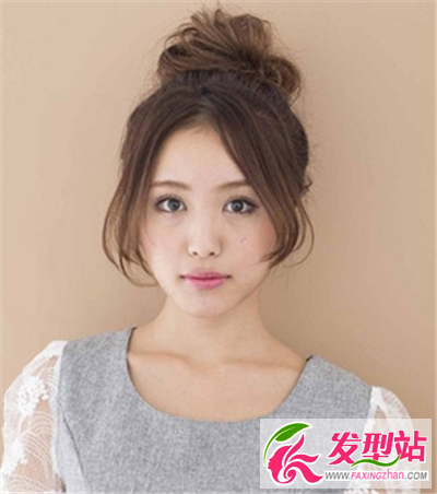 時(shí)尚鬢發(fā)的長發(fā)弧度設(shè)計(jì)和略顯凌亂感的整體
