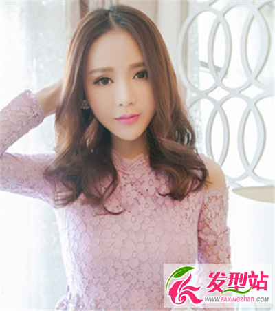 魅力中分氣質(zhì)長(zhǎng)卷發(fā)