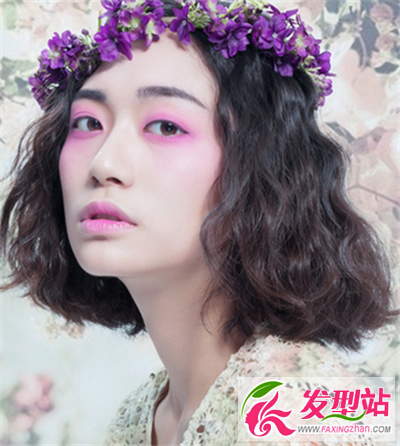 氣質(zhì)的中分造型短發(fā)燙發(fā)