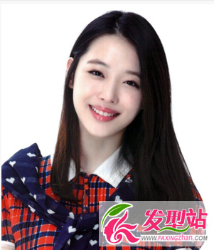 長直發(fā)打理出蓬松的層次感